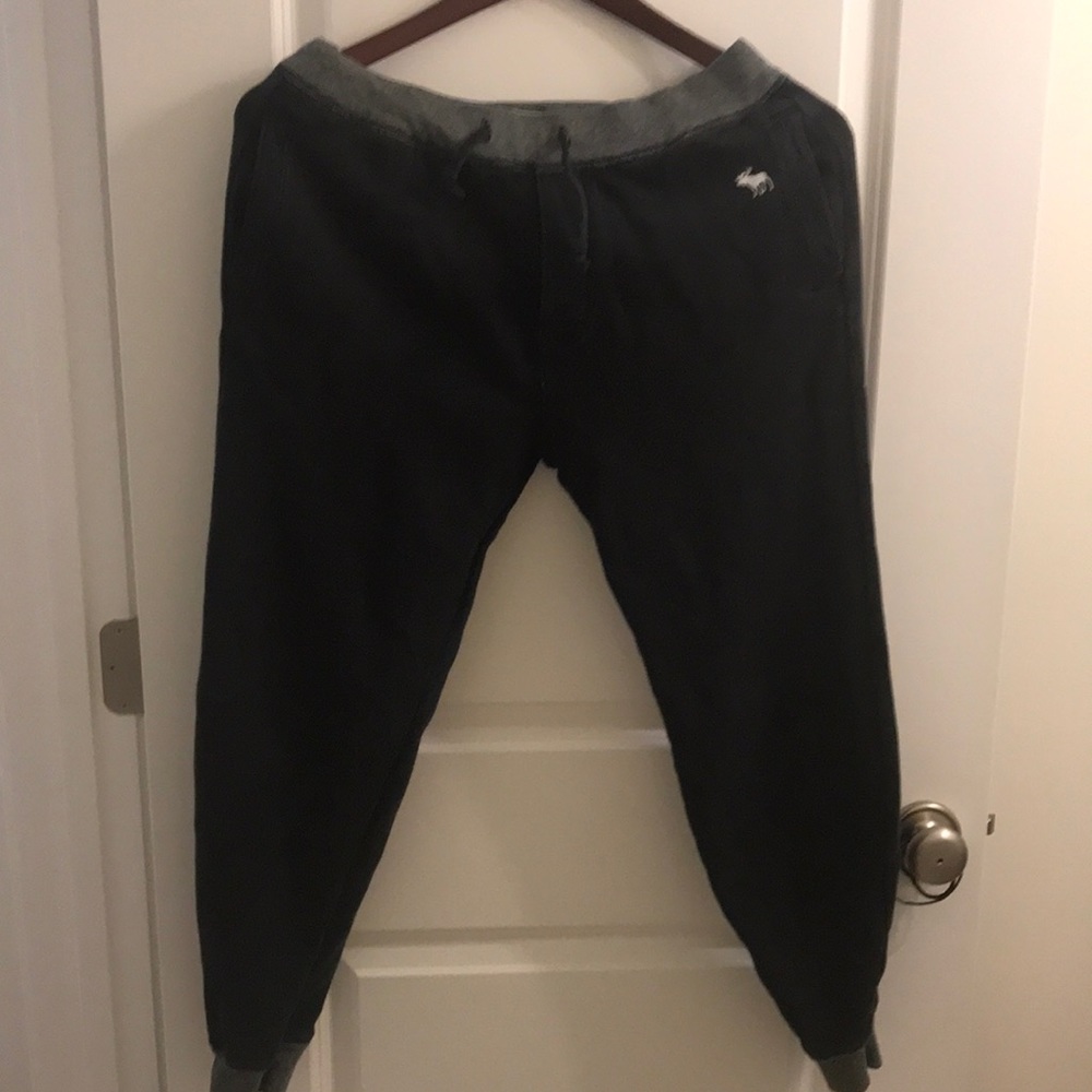 Abercrombie MEN SZ SMALL. $13 for fall shirt/jogger set!